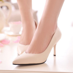 Giày cao gót mũi nhọn món đồ thời trang sành điệu cho mọi cô nàng.